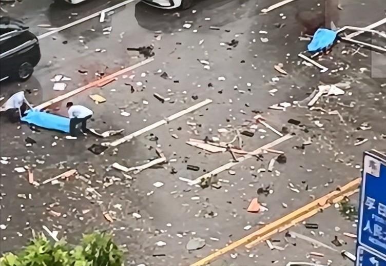 山东爆炸现场温馨故事，小明与朋友的意外冒险日纪实